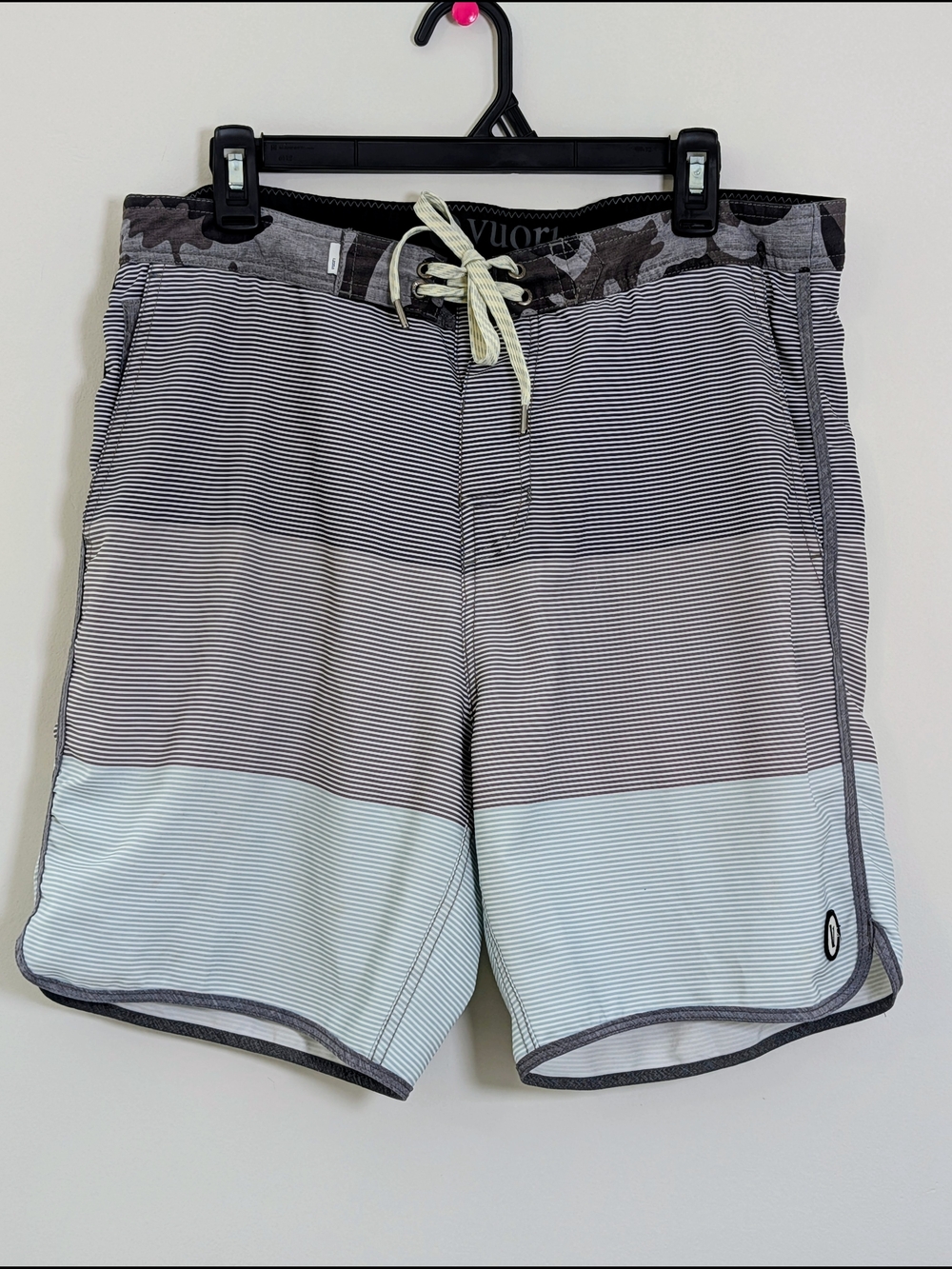 Vuori Board Shorts Gray Black Camo Stripe Hybrid Swim Shorts Men’s 34